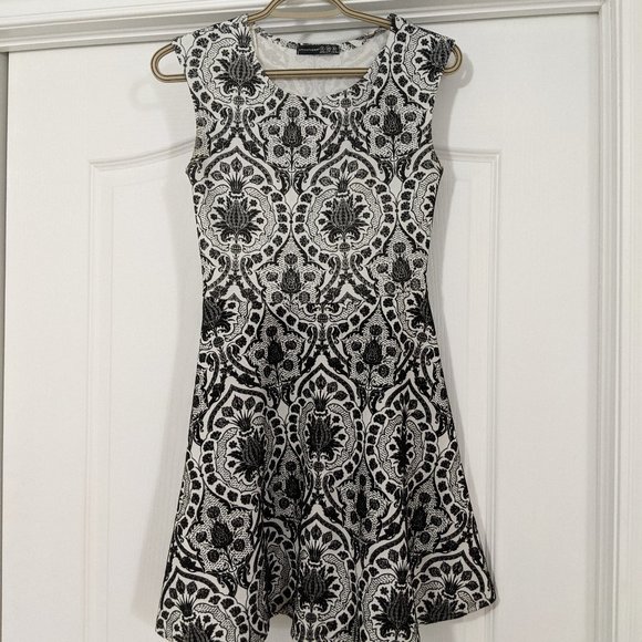UK 6 (XS) Black and White A-Line Skater Dress - Picture 1 of 3
